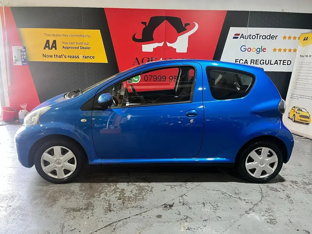 Used Toyota Aygo 67 HP (49 kW) 2010 Blue Hatchback