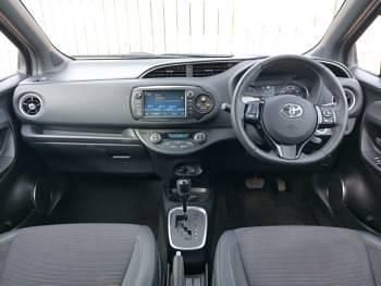 Used Toyota Yaris Hybrid 100 HP (73 kW) 2018 Grey Hatchback