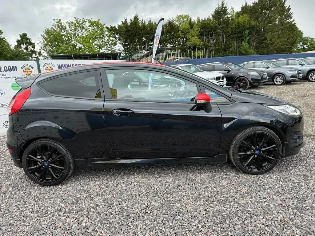 Usado Ford Fiesta Zetec 140 HP (102 kW) 2016 Preto Citadino