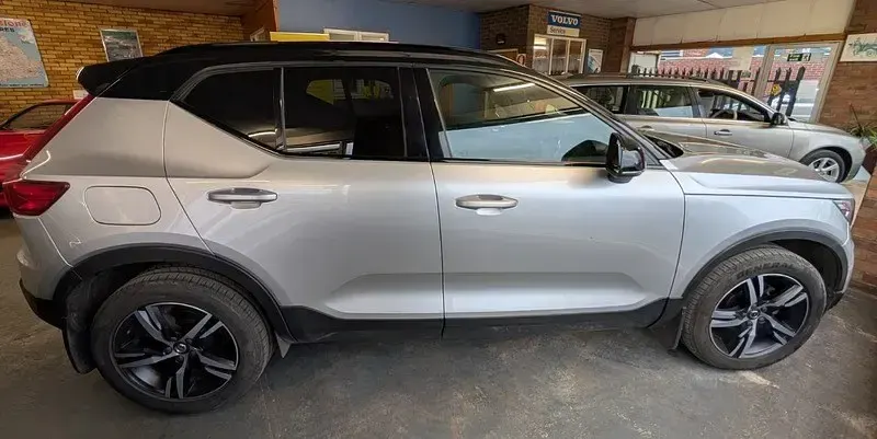 Usado Volvo XC40 R-Design 150 HP (110 kW) 2018 Prateado SUV