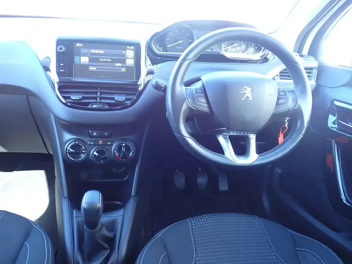 Used Peugeot 208 Allure 82 HP (60 kW) 2016 White Hatchback