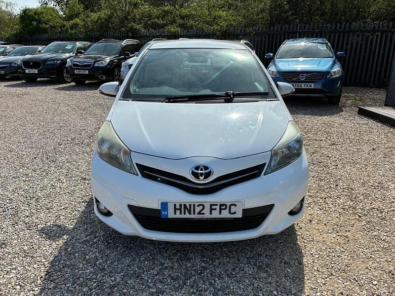 Used Toyota Yaris SR 99 HP (72 kW) 2012 White Hatchback