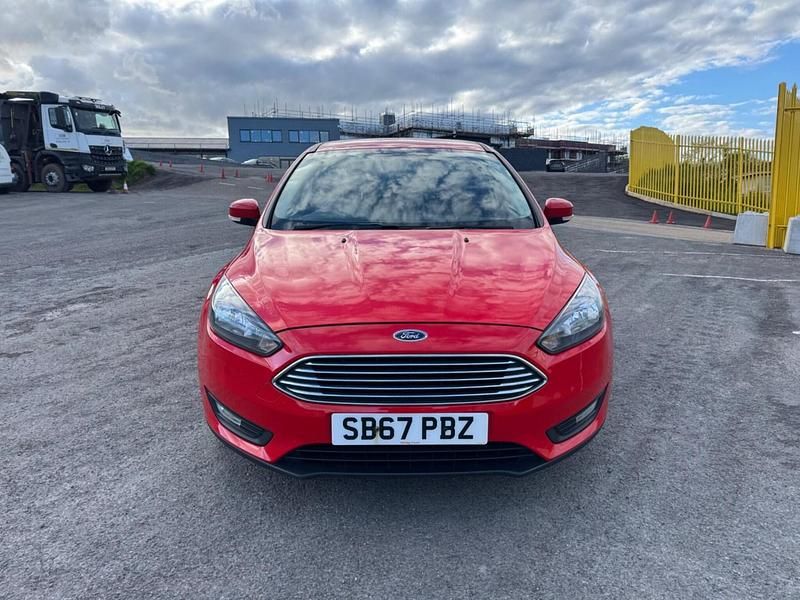 Used Ford Focus Zetec 125 HP (91 kW) 2017 Red Hatchback