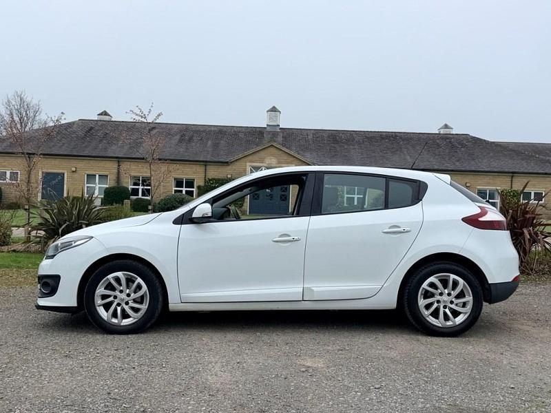 Used Renault Mégane III Dynamique 110 HP (80 kW) 2015 White Hatchback