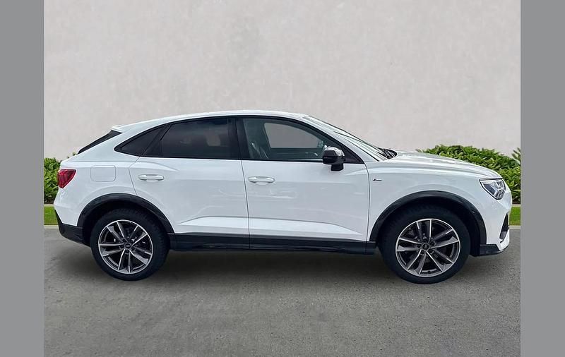 Begagnad Audi Q3 Black Edition 187 HK (137 kW) 2023 Vit SUV