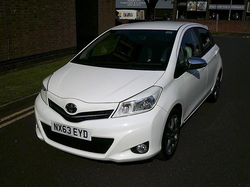 Used Toyota Yaris Multidrive S 2013 White Hatchback