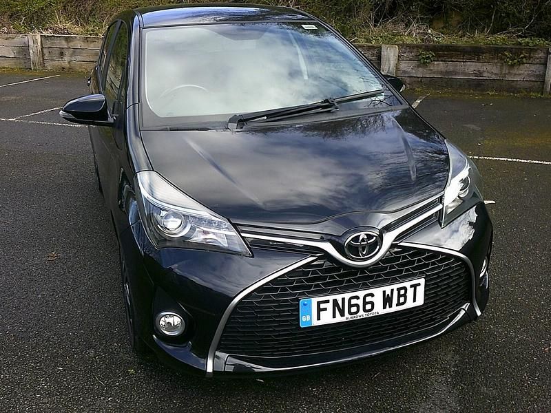 Used Toyota Yaris Design 99 HP (72 kW) 2016 Black Hatchback