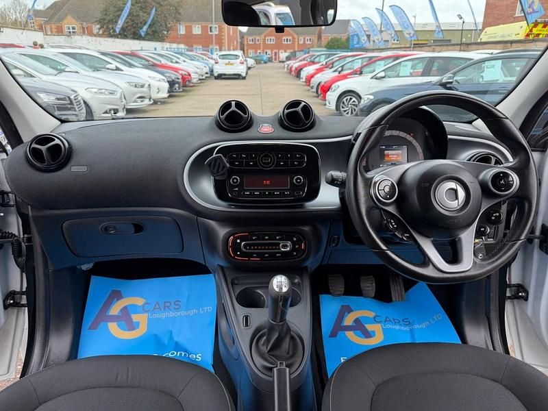 Used Smart ForFour Passion 71 HP (52 kW) 2016 White Hatchback