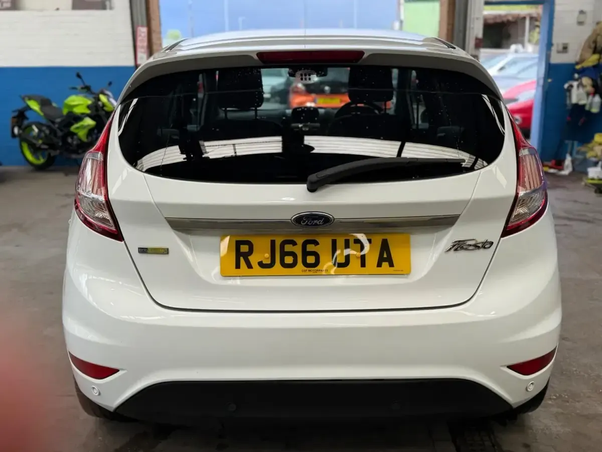Second-hand Ford Fiesta Titanium 2017 Alb Hatchback