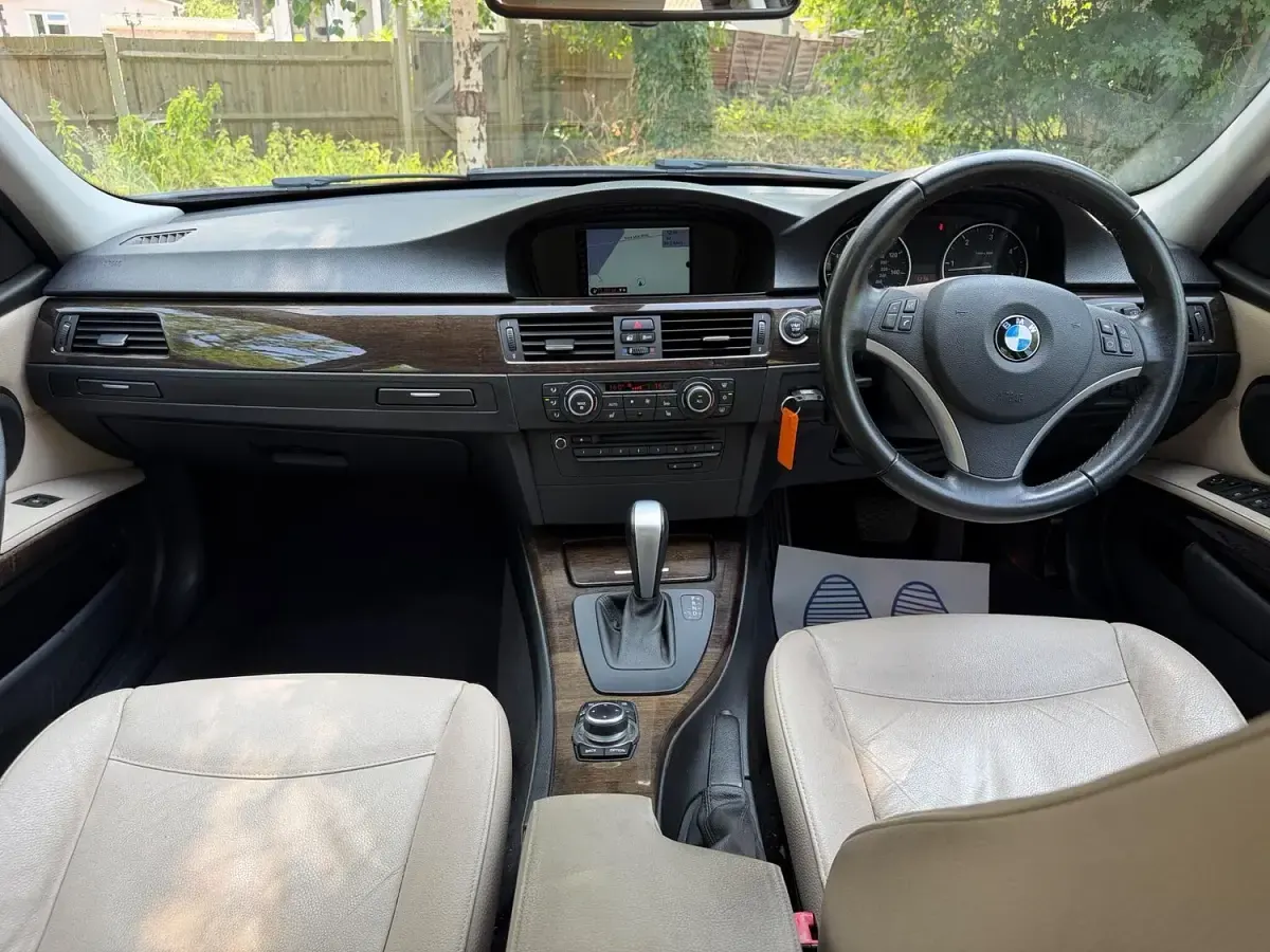 Used BMW 320 Exclusive 184 HP (135 kW) 2011 Red Sedan