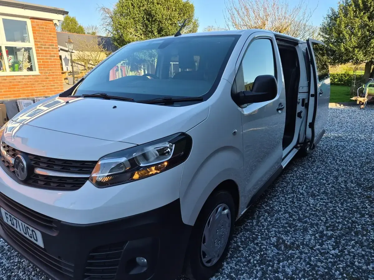 Used Vauxhall Vivaro 145 HP (106 kW) 2022 White MPV