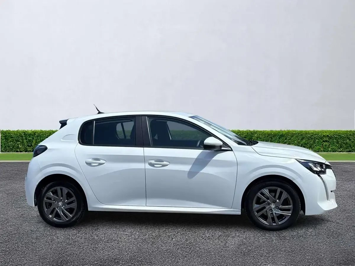 Used Peugeot 208 Active Premium 100 HP (73 kW) 2022 White Hatchback