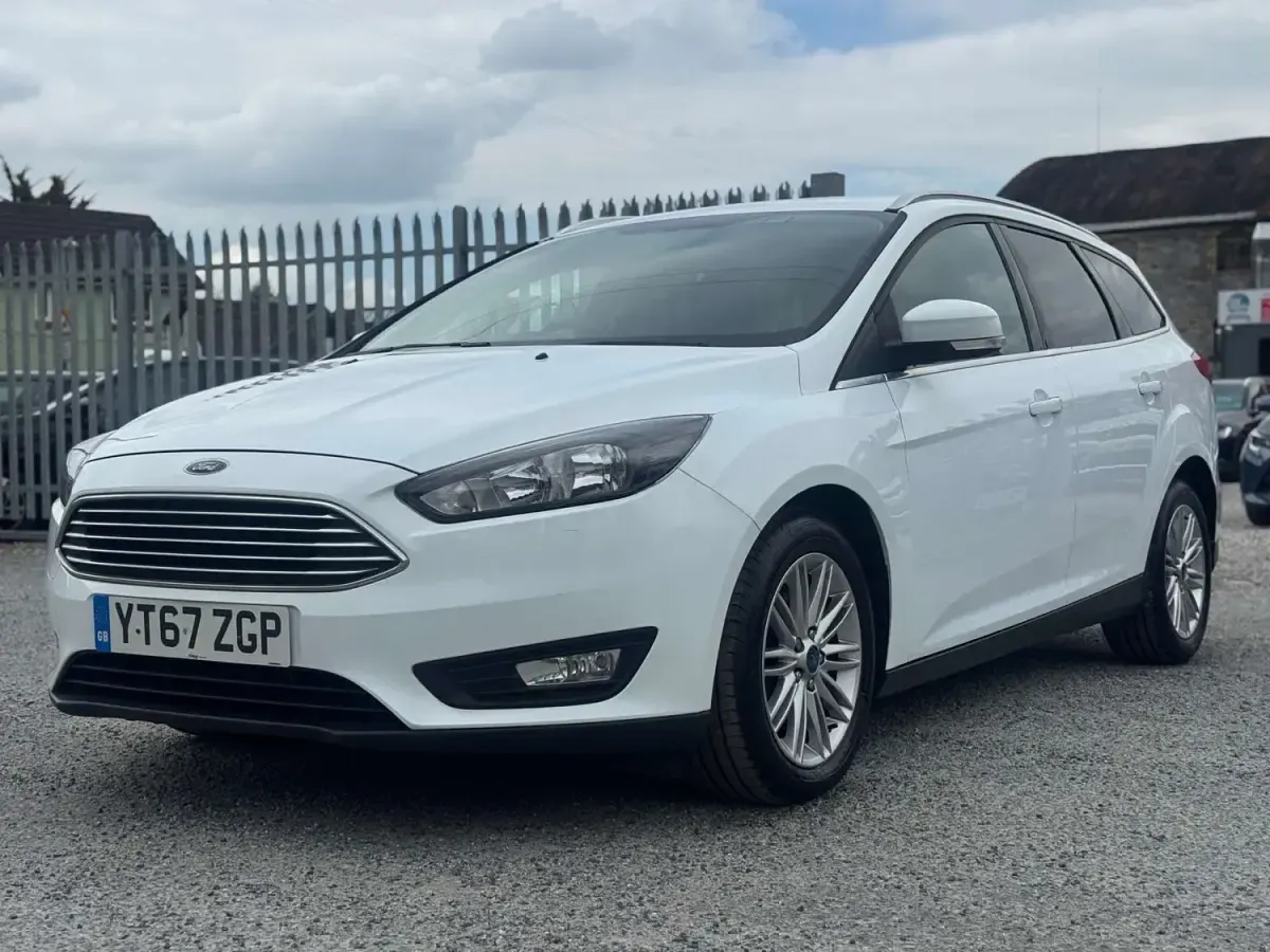Begagnad Ford Focus Zetec 120 HK (88 kW) 2017 Vit Kombi