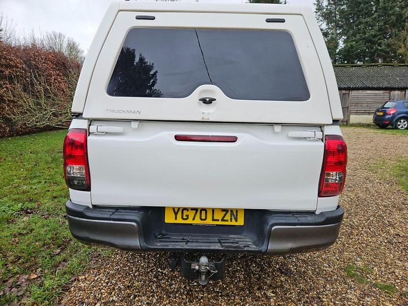 Used Toyota HiLux Active 150 HP (110 kW) 2020 White Pickup