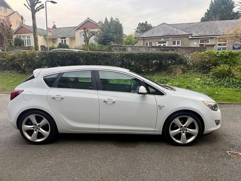 Used Vauxhall Astra SRi 180 HP (132 kW) 2011 White Hatchback