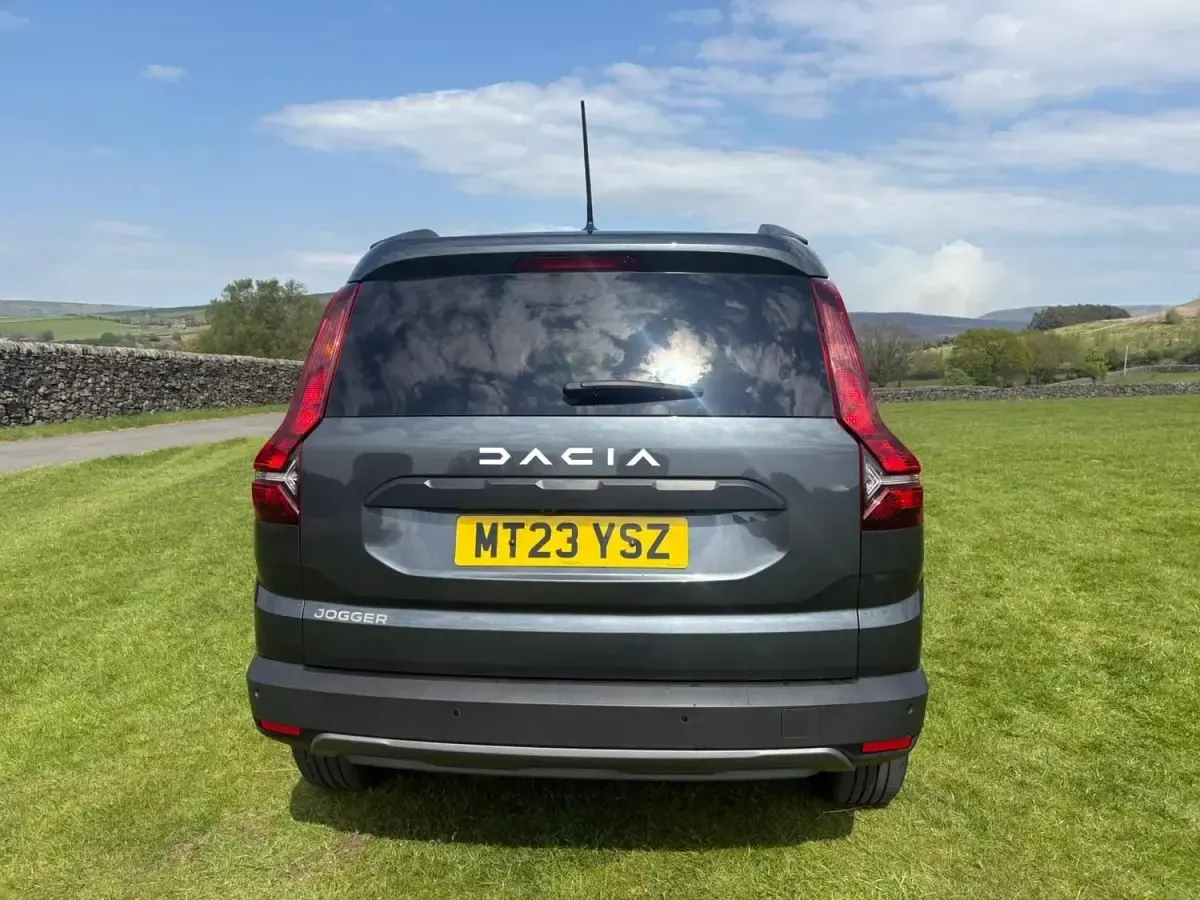 Gebraucht Dacia Jogger Expression 110 PS (80 kW) 2023 Grau Van / Kleinbus