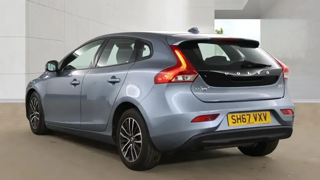 Used Volvo V40 Momentum 122 HP (89 kW) 2017 Blue Hatchback