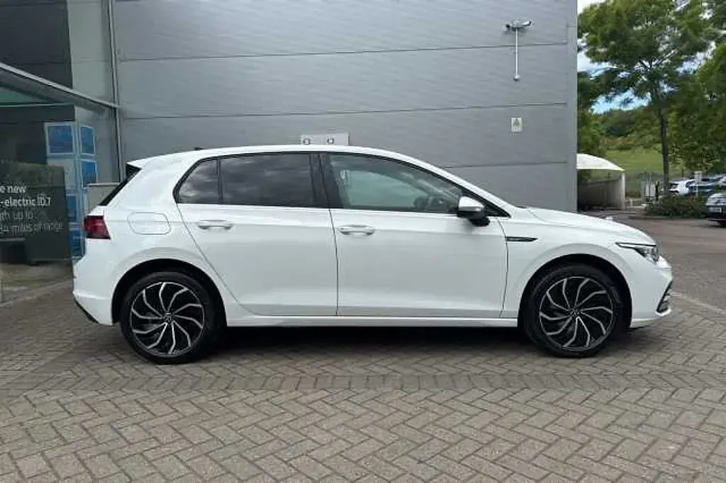 Second-hand VW Golf VIII 130 CP (95 kW) 2023