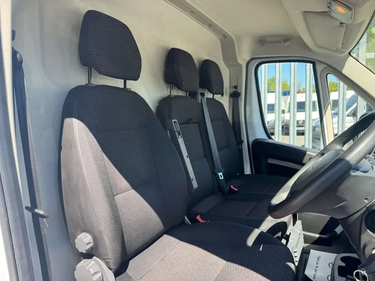 Usado Peugeot Boxer Premium 140 CV (102 kW) 2023 Blanco Van