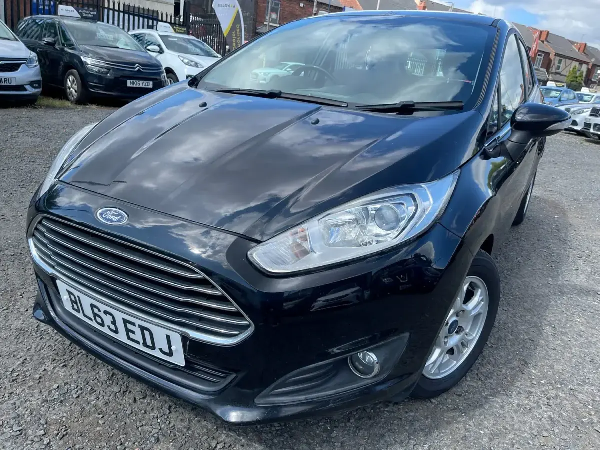 Usado Ford Fiesta Zetec 95 HP (69 kW) 2014 Preto Citadino