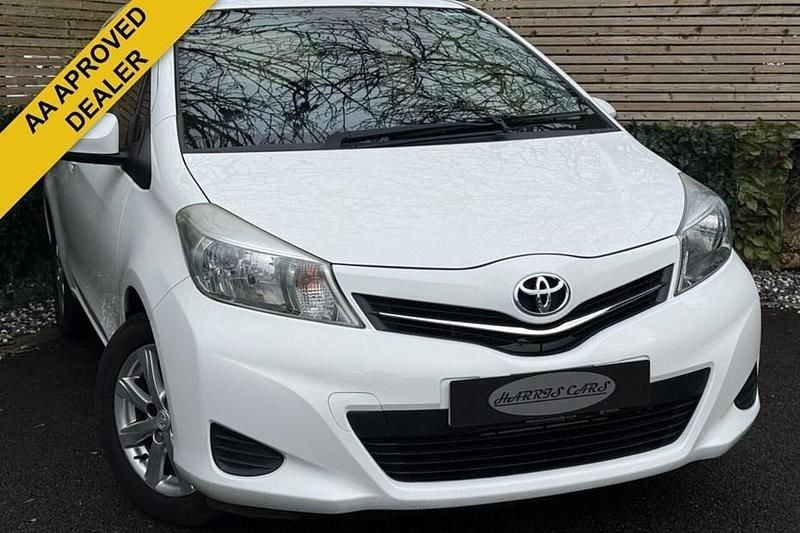 Used Toyota Yaris 99 HP (72 kW) 2013 White Hatchback