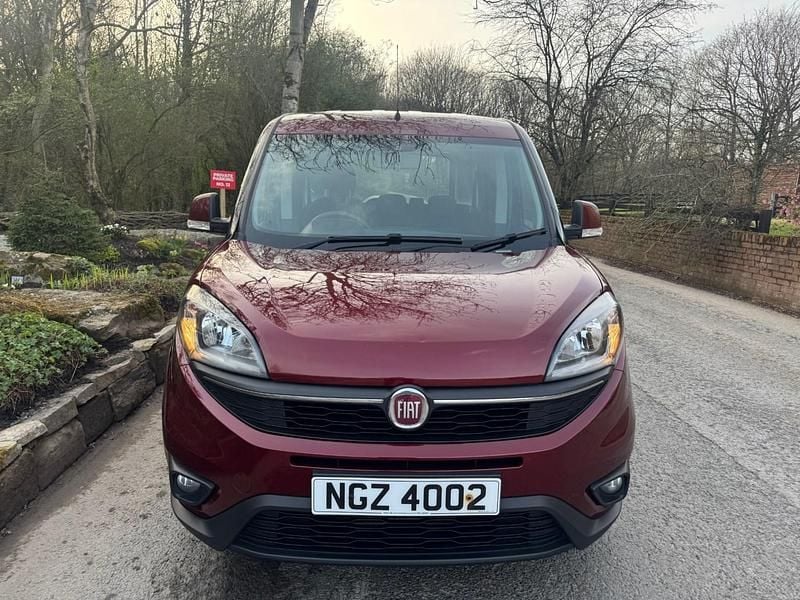 Begagnad Fiat Doblò Active 2019 Röd Minibuss