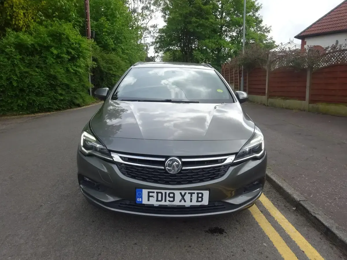 Usado Vauxhall Astra 110 HP (80 kW) 2019 Cinzento Carrinha