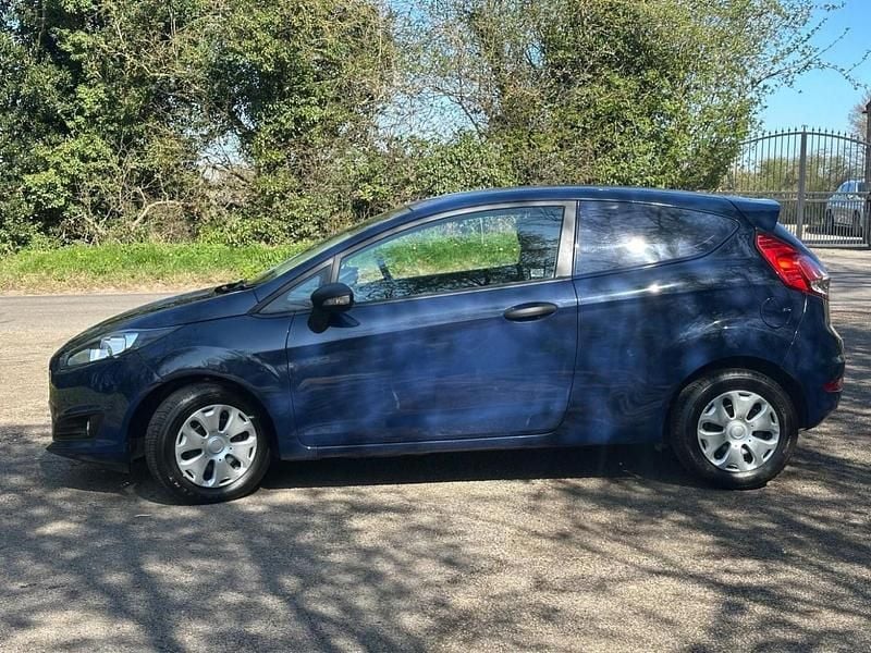 Used Ford Fiesta 95 HP (69 kW) 2015 Blue Van