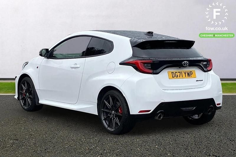 Used Toyota Yaris 261 HP (191 kW) 2021 White Hatchback