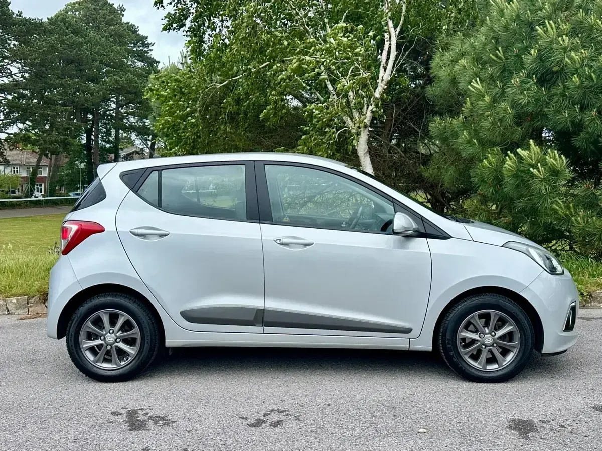 Used Hyundai i10 Premium 83 HP (61 kW) 2014 Silver Hatchback