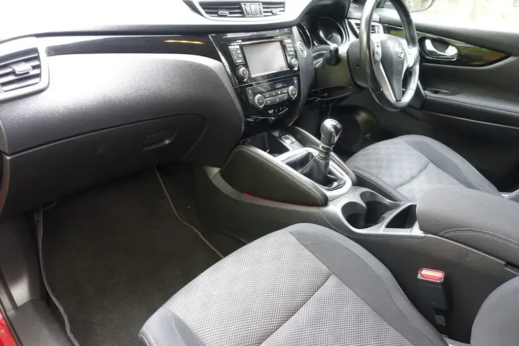 Used Nissan Qashqai N-Connecta 110 HP (80 kW) 2016 Red SUV