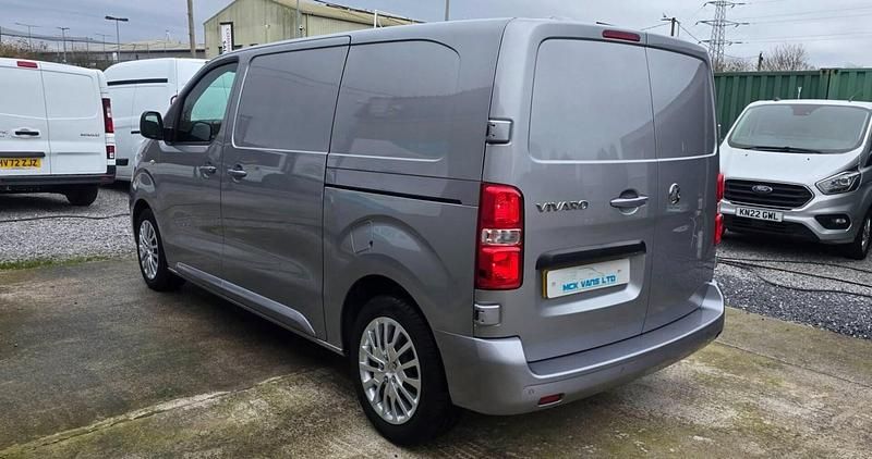 Używany Vauxhall Vivaro 120 KM (88 kW) 2023 Szary Minivan