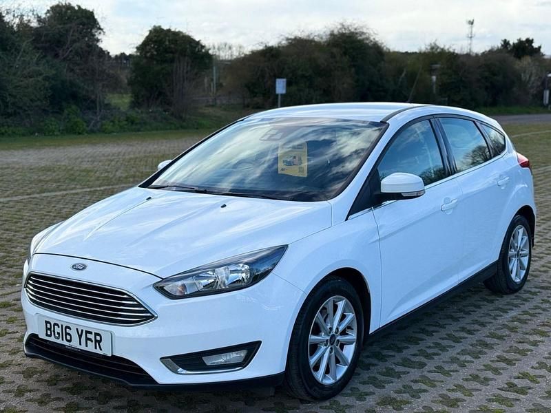 Used Ford Focus Titanium 125 HP (91 kW) 2016 White Hatchback