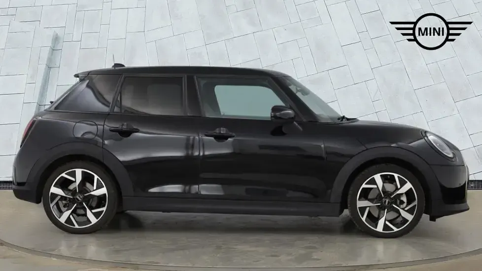 Usado Mini Cooper Hatch 113 kW (154 CV) 2025 Negro Utilitario
