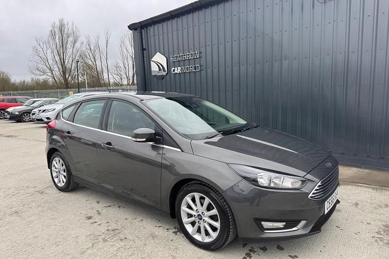 Used Ford Focus Titanium 125 HP (91 kW) 2016 Grey Hatchback