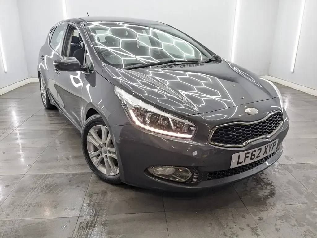 Usado Kia Ceed 126 HP (92 kW) 2012 Prateado Citadino