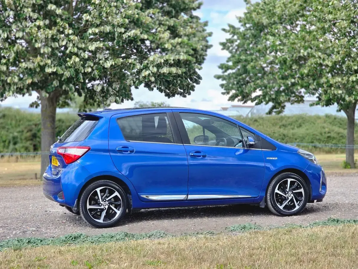 Used Toyota Yaris Hybrid 100 HP (73 kW) 2019 Blue Hatchback