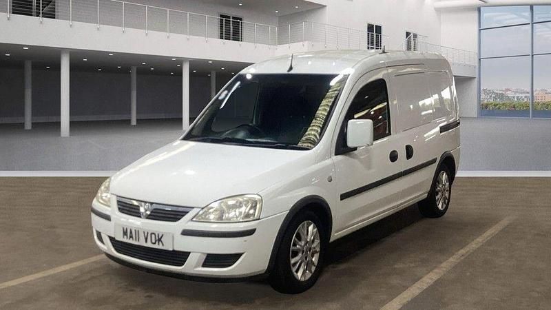 White Used 2011 Vauxhall Combo MPV | £2,695 (Fair price) - Image 1/4
