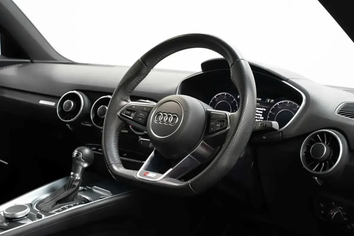 Begagnad Audi TT Black Edition 184 HK (135 kW) 2018 Röd Sportkupé