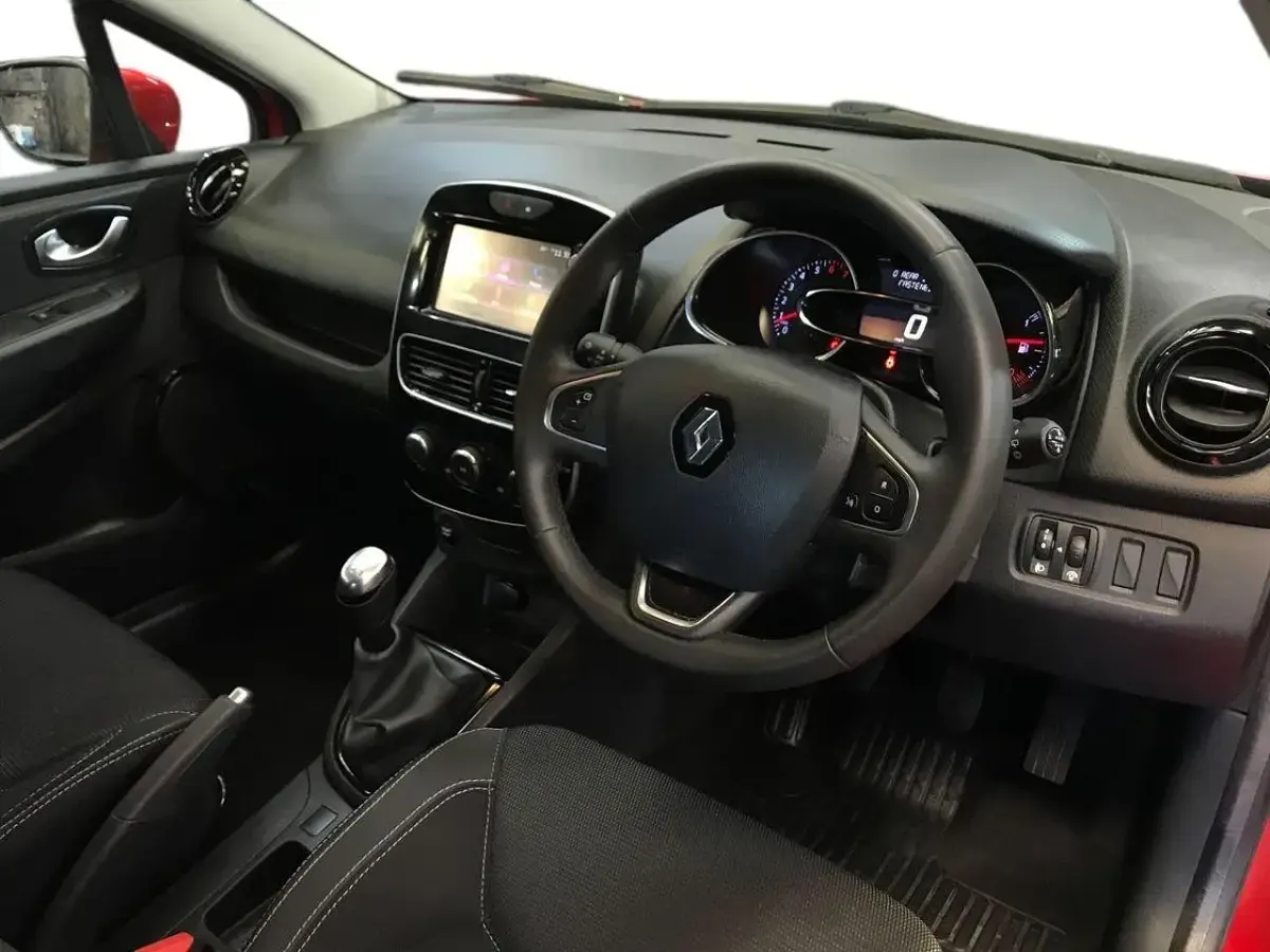 Used Renault Clio Dynamique 75 HP (55 kW) 2018 Red Hatchback