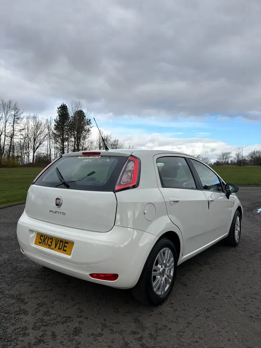 Używany Fiat Punto Easy 69 KM (50 kW) 2013 Biały Hatchback
