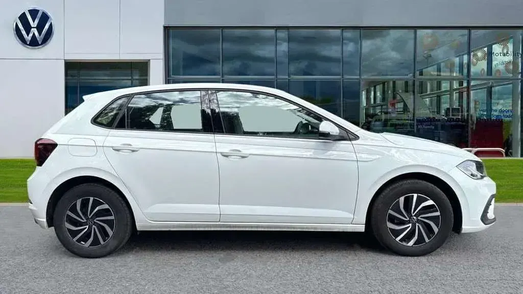 Used VW Polo Life 95 HP (69 kW) 2024 Pure white Hatchback