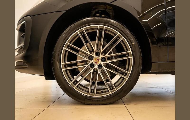Used Porsche Macan 261 HP (191 kW) 2025 Black SUV