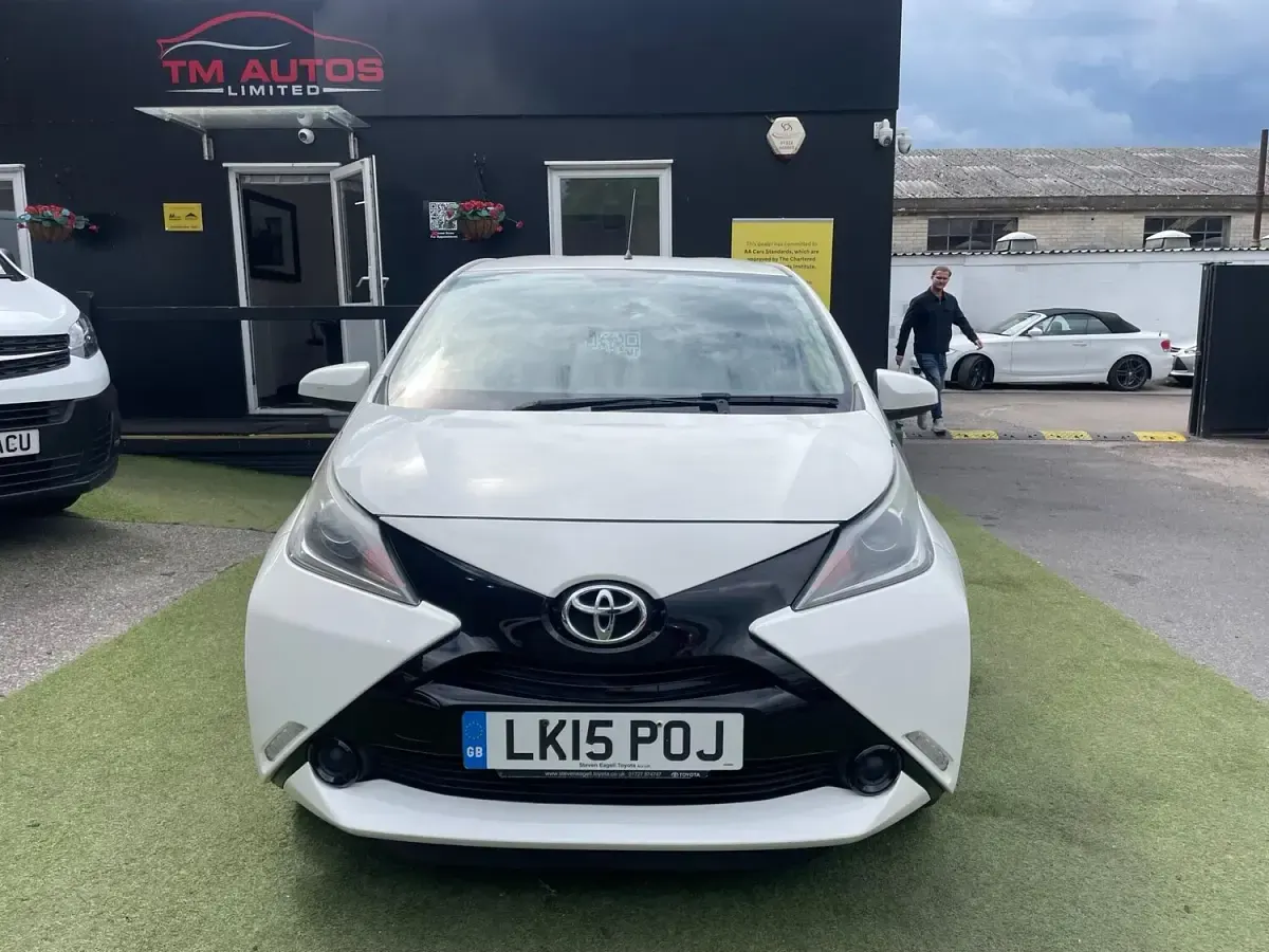 Usado Toyota Aygo X-play 69 HP (50 kW) 2015 Branco Citadino