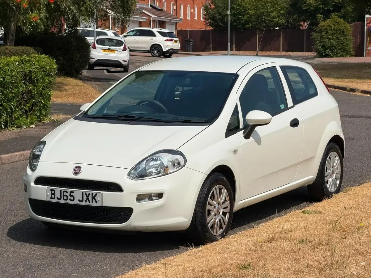 Used Fiat Punto Pop 69 HP (50 kW) 2015 White Hatchback