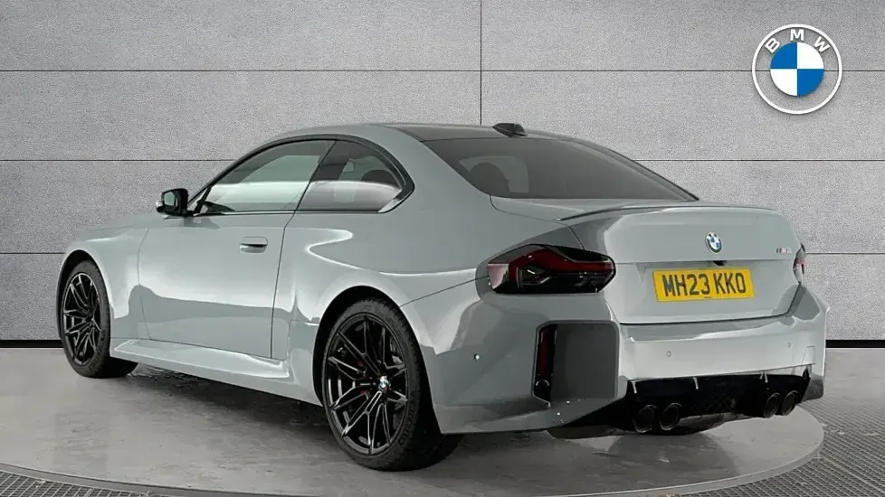Begagnad BMW M2 Shadowline 454 HK (333 kW) 2023 Grå Sportkupé