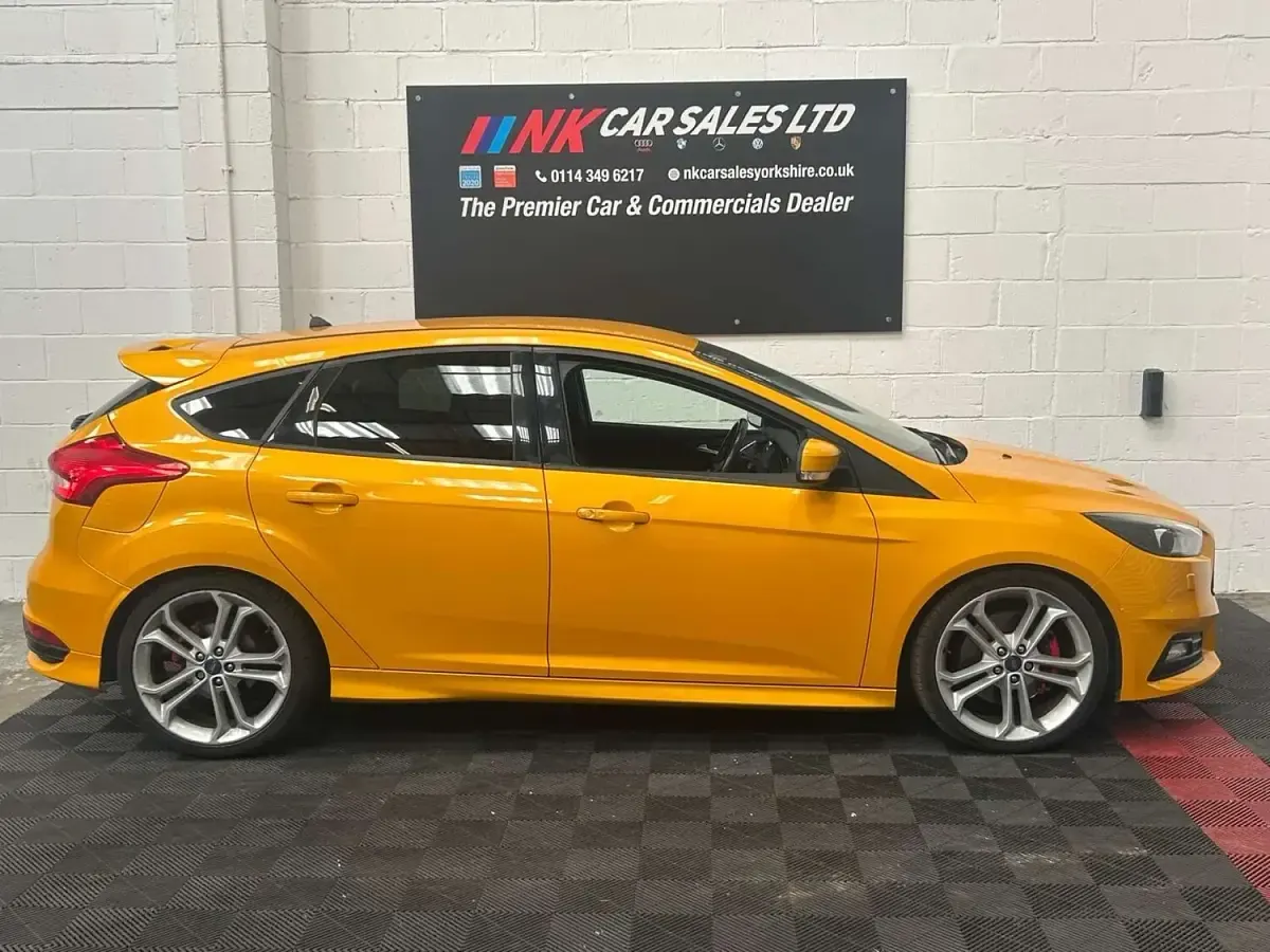 Used Ford Focus ST 185 HP (136 kW) 2017 Yellow Hatchback