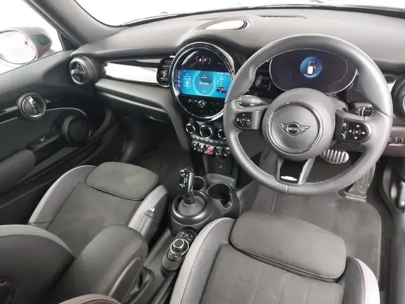 Usado Mini Cooper Sport 136 HP (100 kW) 2023 Vermelho Citadino