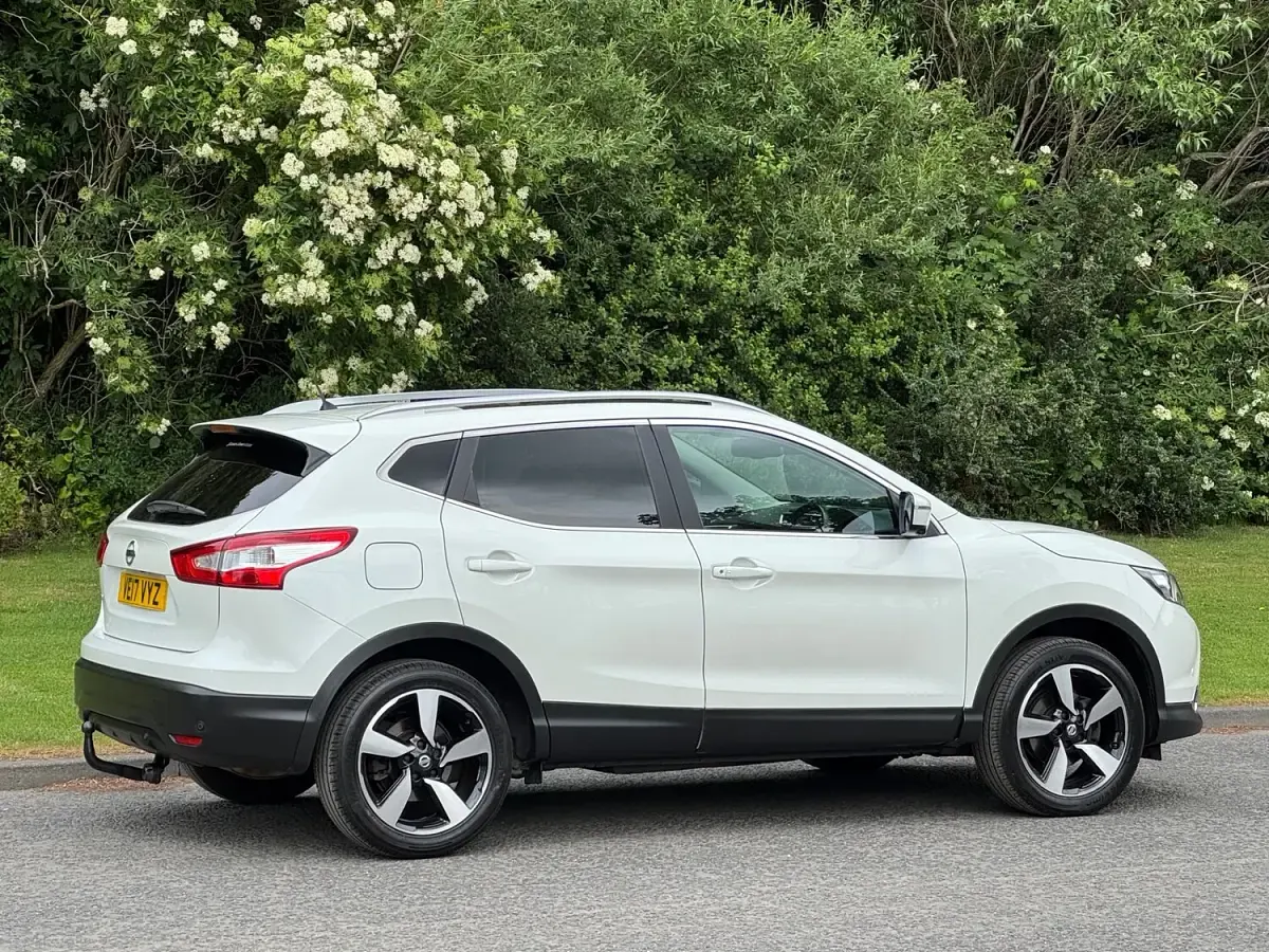 Used Nissan Qashqai N-Connecta 110 HP (80 kW) 2017 White metallic SUV