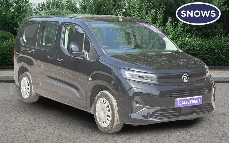 Usado Vauxhall Combo Design Edition 100 kW (136 HP) 2026 Monovolume